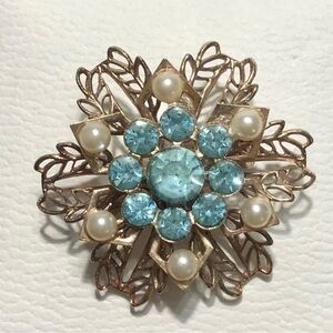 🌹🍃VTG Sparkling Aqua Blue Crystal & White Pearl Filagree Flower Pendant/Brooch🍃🌹